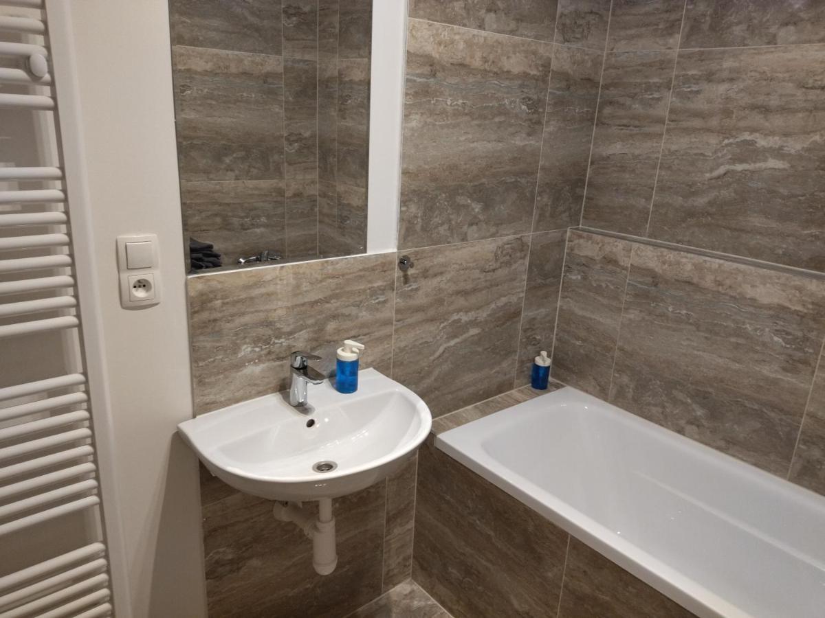 Brand New Two Room Apartment #34 With Free Secure Parking In The Center Prag Exterior foto